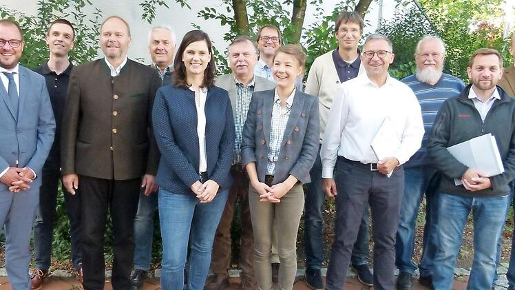 Die von Landrat Sebastian Straubel (links) vom Naturschutzbeirat verabschiedeten und die neuen Mitglieder  Foto: Lothar Weidner