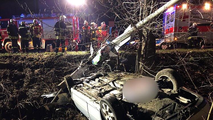 Bei einem schweren Unfall in Kronach wurden am Mittwoch drei Menschen verletzt. Bild: FFW Kronach/Stefan Wicklein