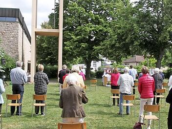Voll besetzte Stühle auf der Wiese neben dem Glockenturm bei der feierlichen Wiederaufnahme des Gottesdienstes in der Pfarrei St. Paul.