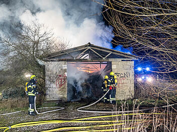 Scheune geht in Flammen auf: Polizei ermittelt zur Brandursache Scheune geht in Flammen auf: Polizei ermittelt zur Brandursache