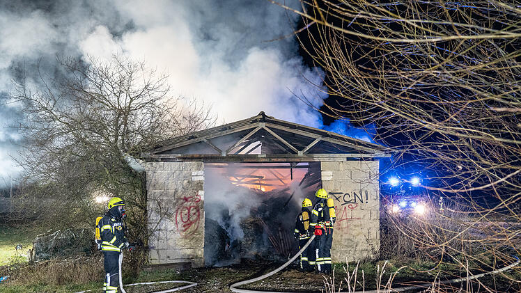 Scheune geht in Flammen auf: Polizei ermittelt zur Brandursache