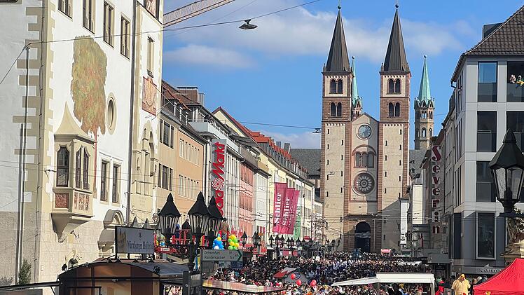 Bei Sonnenschein feierten rund 100.000 Menschen den Fasching