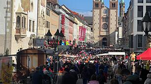 Bei Sonnenschein feierten rund 100.000 Menschen den Fasching