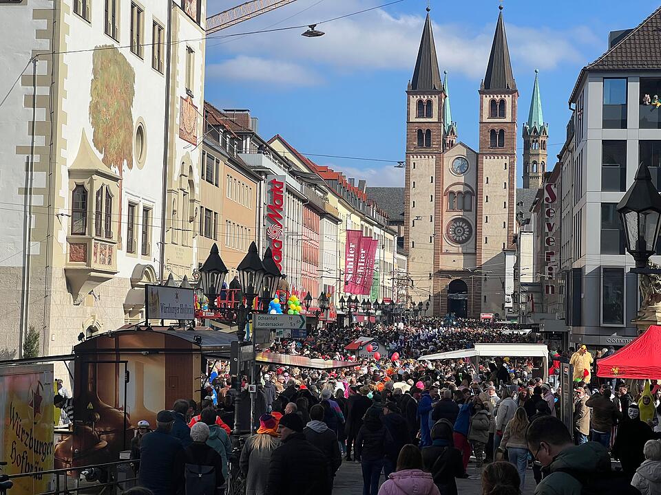 Bei Sonnenschein feierten rund 100.000 Menschen den Fasching