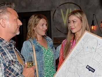 Nina Ensmann verl&auml;sst GZSZ: Ihre Figur Jessica (rechts) wird in einer der letzten Szenen von Michi (Lars Pape) und Lilly (Iris Mareike Steen) verabschiedet.
