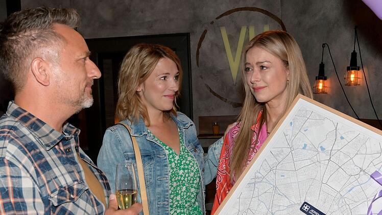 Nina Ensmann verl&auml;sst GZSZ: Ihre Figur Jessica (rechts) wird in einer der letzten Szenen von Michi (Lars Pape) und Lilly (Iris Mareike Steen) verabschiedet.