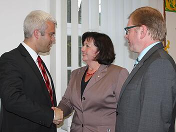 Bürgermeister Timo Ehrhardt gratuliert Eva Jahn zur Wahl der Zweiten Bürgermeisterin. Mit im Bild Dritter Bürgermeister Hubert Bischoff. Foto: Veronika Schadeck