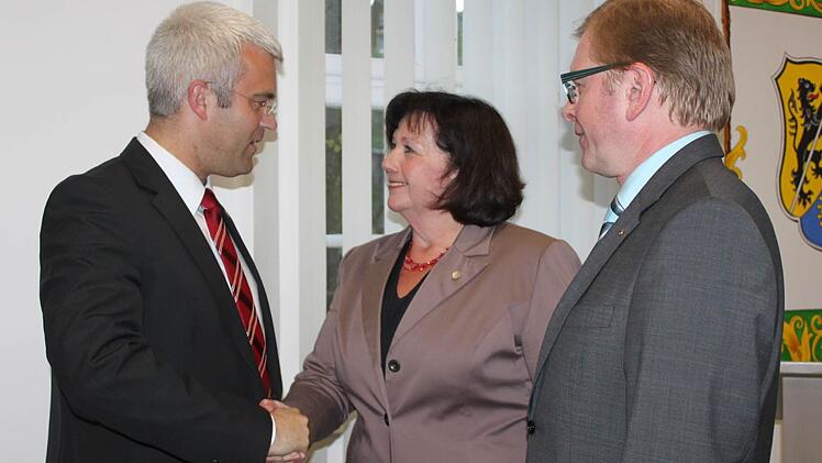 Bürgermeister Timo Ehrhardt gratuliert Eva Jahn zur Wahl der Zweiten Bürgermeisterin. Mit im Bild Dritter Bürgermeister Hubert Bischoff. Foto: Veronika Schadeck