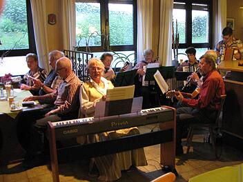 Viel Freude machte das Wirtshaussingen im Wildfleckener Sportheim den Musikern und Sängern. Foto: Regina Rinke