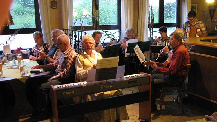 Viel Freude machte das Wirtshaussingen im Wildfleckener Sportheim den Musikern und Sängern. Foto: Regina Rinke
