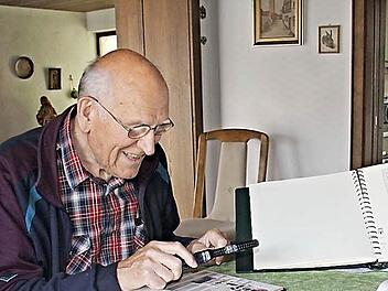 Der Tisch im Arbeitszimmer des 80jährigen Rolf Feulner ist stets mit Alben belagert. Viel Zeit verbringt er mit begutachten, sortieren und archivieren seiner Briefmarken. Fotos: Helmut Will