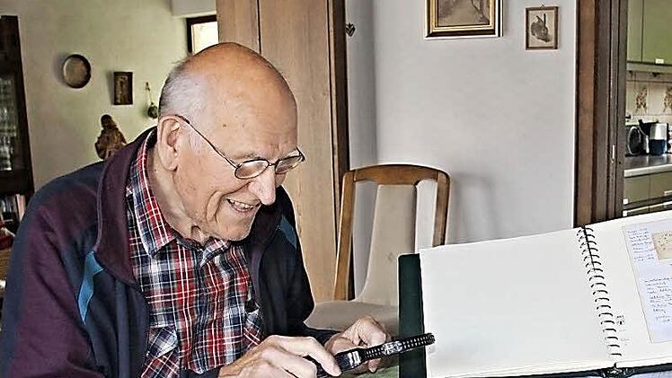 Der Tisch im Arbeitszimmer des 80jährigen Rolf Feulner ist stets mit Alben belagert. Viel Zeit verbringt er mit begutachten, sortieren und archivieren seiner Briefmarken. Fotos: Helmut Will