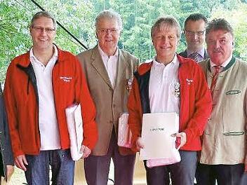 Die Geehrten der Trebgaster Wasserwacht: Matthias Wendler, Gründungsvorsitzender Ludwig Linhardt und Oliver Hartmann (Zweiter bis Vierter von links) zusammen mit (von links) Bürgermeister Werner Diersch, BRK-Kreisgeschäftsführer Jürgen Dippold, BRK-Kreisvorsitzendem Landrat Klaus Peter Söllner und Wasserwachtvorsitzendem Albert Kolb. Foto: Dieter Hübner