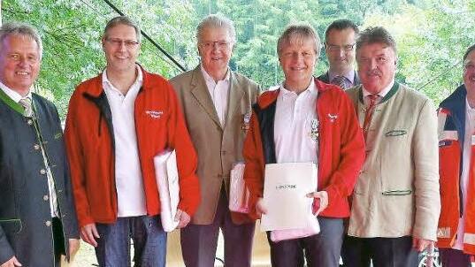 Die Geehrten der Trebgaster Wasserwacht: Matthias Wendler, Gründungsvorsitzender Ludwig Linhardt und Oliver Hartmann (Zweiter bis Vierter von links) zusammen mit (von links) Bürgermeister Werner Diersch, BRK-Kreisgeschäftsführer Jürgen Dippold, BRK-Kreisvorsitzendem Landrat Klaus Peter Söllner und Wasserwachtvorsitzendem Albert Kolb. Foto: Dieter Hübner
