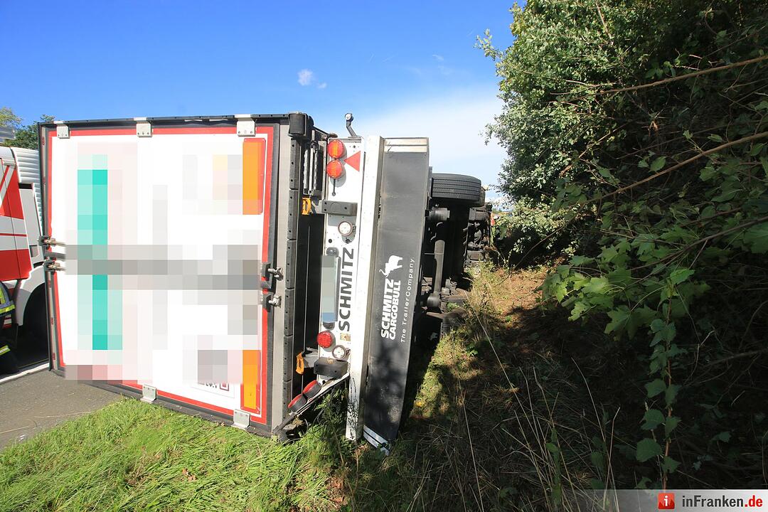 Unfall auf A73 bei Buttenheim: Lkw umgekippt