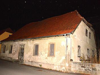 Am Zustand der alten Schlossmühle in der Hauptstraße in Burgpreppach stört man sich seit jahren. Nun soll binnen fünf Jahren ein Investor gefunden oder aber das historische Gebäude beseitigt werden. Foto: Schmidt