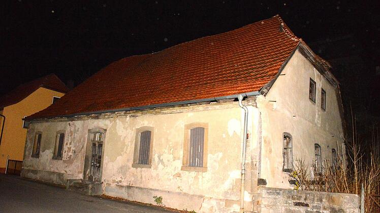 Am Zustand der alten Schlossmühle in der Hauptstraße in Burgpreppach stört man sich seit jahren. Nun soll binnen fünf Jahren ein Investor gefunden oder aber das historische Gebäude beseitigt werden. Foto: Schmidt
