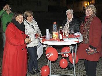 Ille Prockl-Pfeiffer (l.) und ihre Mitstreiterinnen machten in roter Kleidung und mit einem roten Getränk auf die roten Zahlen in den Taschen arbeitender Frauen aufmerksam. Foto: Manfred Welker