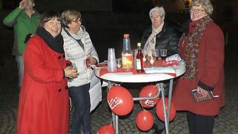 Ille Prockl-Pfeiffer (l.) und ihre Mitstreiterinnen machten in roter Kleidung und mit einem roten Getränk auf die roten Zahlen in den Taschen arbeitender Frauen aufmerksam. Foto: Manfred Welker