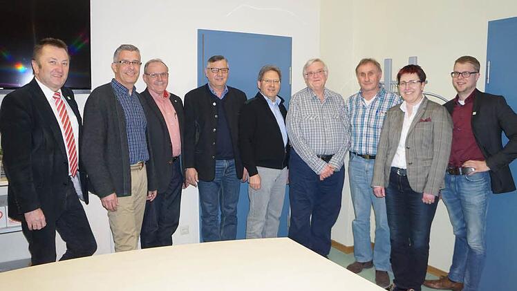 Sie koordinieren die Sprachkurse innerhalb der Kreuzbergallianz (von links): Bürgermeister Udo Baumann (Bischofsheim), Bürgermeister Joachim Bühner (Sandberg), Bürgermeister Rudi Zehe (Schönau), Egon Sturm (Beauftragter des Stadtrates zum Thema Asyl), Lothar Lindner, Volker Dauscher und Hans Rott, Bürgermeisterin Birgit Erb (Oberelsbach) und Allianzmanager Christian Seynstahl.  Foto: Marion Eckert