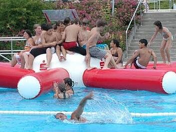 Das Crana Mare Kronach (im Bild) und das Rodach Beach in Marktrodach wollen bei ihren Frühschwimmer-Angeboten kooperieren. Jedes Schwimmbad könnte somit an drei Tagen wöchentlich ein Frühschwimmen anbieten. Foto: Archiv/K.- H. Hofmann