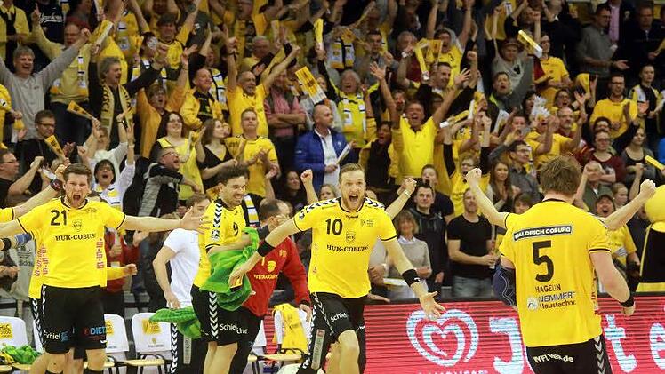 Jubeln wollen die Fans ihren HSC im letzten Heimspiel gegen Emsdetten sehen. Vielleicht steht ja auch nach dem eigenen Sieg der Aufstieg in die 1. Bundesliga schon fest. Foto: Timo Geldner