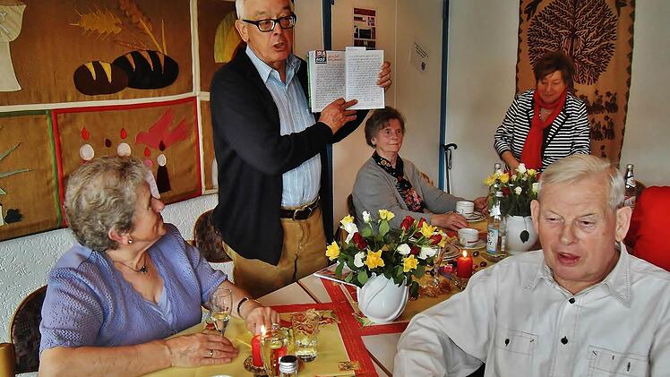 Das Leben liefert Pfarrer Klaus Kuhrau (stehend/bei der Muttertagtsfeier der evangelischen Frauenhilfe Burgkunstadt) die Themen für seine Bücher und die Morgenandachten, die er fürs Lokalradio gestaltet.  Foto: Archiv/Bernd Kleinert