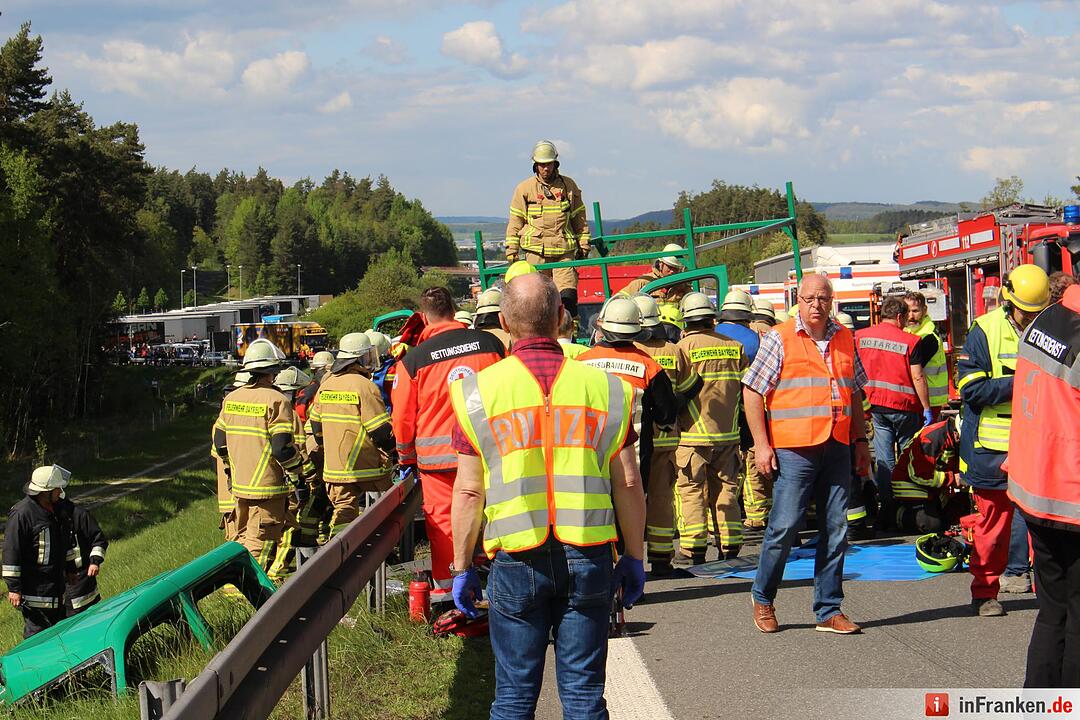 A9: Kleintransporter prallt gegen Heck eines Lkws – drei Menschen schwer verletzt