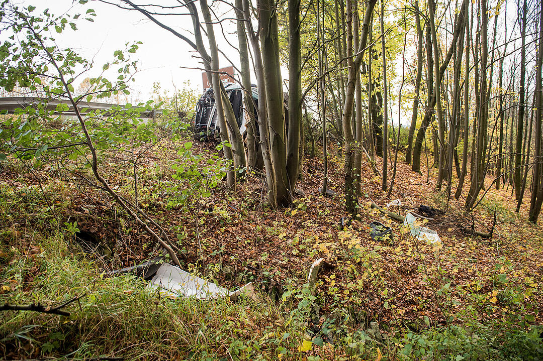A6 bei Nürnberg: Transporter prallt in Baum - ein Toter