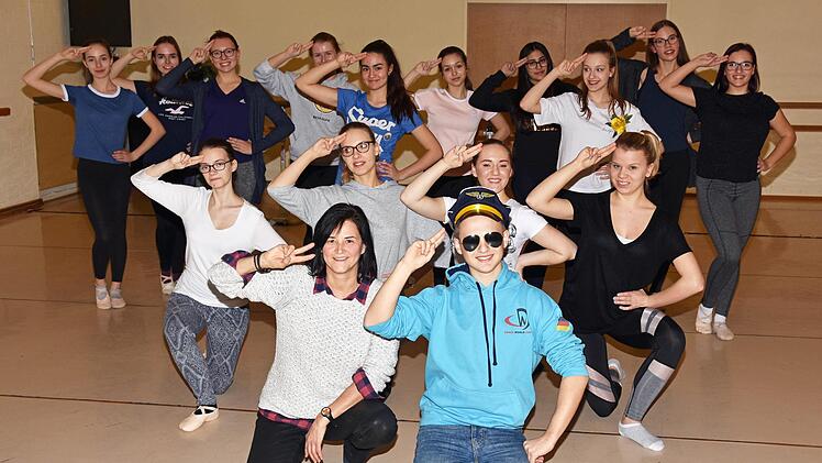 Im Auftrag des Projekts "Mainpop kommt!" des Bezirks Unterfranken kam die Dozentin Bettina Winkler (vorne, links) in die Ballettschule On Point nach Haßfurt, um dort für die Leistungsklasse 3 einen kostenlosen Spezial-Workshop zum Thema "Musical" zu geben.Ulrike Langer