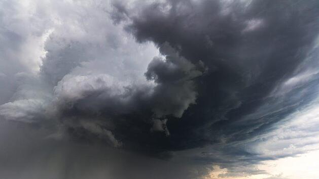 Die Kaltfront nähert sich Franken aus Südwesten. Sie bringt am Dienstag Schauer und Gewitter. Die nachströmende Luft aus Spanien ist mild - und die Temperaturen sollen bald wieder steigen. Symbolfoto: pixabay.com/SturmjaegerTobi