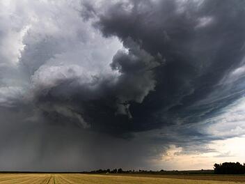 Die Kaltfront nähert sich Franken aus Südwesten. Sie bringt am Dienstag Schauer und Gewitter. Die nachströmende Luft aus Spanien ist mild - und die Temperaturen sollen bald wieder steigen. Symbolfoto: pixabay.com/SturmjaegerTobi