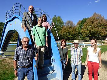 Im Freibad Streitberg: Zweiter Bürgermeister Gerhard Kraus, MdL Jürgen Mistol,  Emmerich Huber, Barbara Poneleit, Anne Grellner-Windisch vom Förderverein,  Georg Schütz und Marktgeschäftsleiterin Kerstin Hohe. Foto: Thomas Weichert