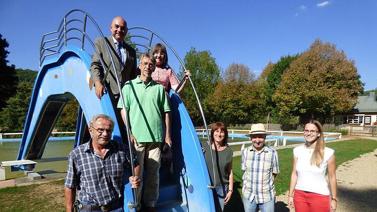 Im Freibad Streitberg: Zweiter Bürgermeister Gerhard Kraus, MdL Jürgen Mistol,  Emmerich Huber, Barbara Poneleit, Anne Grellner-Windisch vom Förderverein,  Georg Schütz und Marktgeschäftsleiterin Kerstin Hohe. Foto: Thomas Weichert