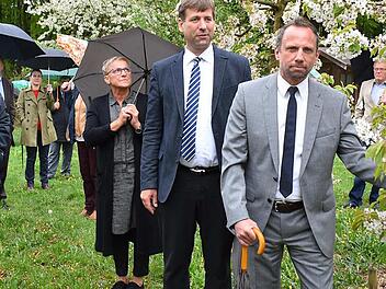 Umweltminister Thorsten Glauber, Landrat Hermann Ulm und dessen Stellvertreterin Rosi Kraus beim Besuch im Obstanbauversuchszentrum