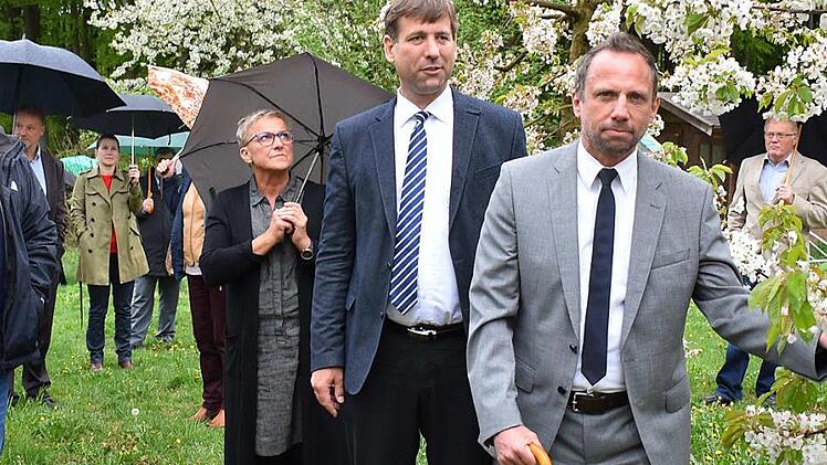 Umweltminister Thorsten Glauber, Landrat Hermann Ulm und dessen Stellvertreterin Rosi Kraus beim Besuch im Obstanbauversuchszentrum