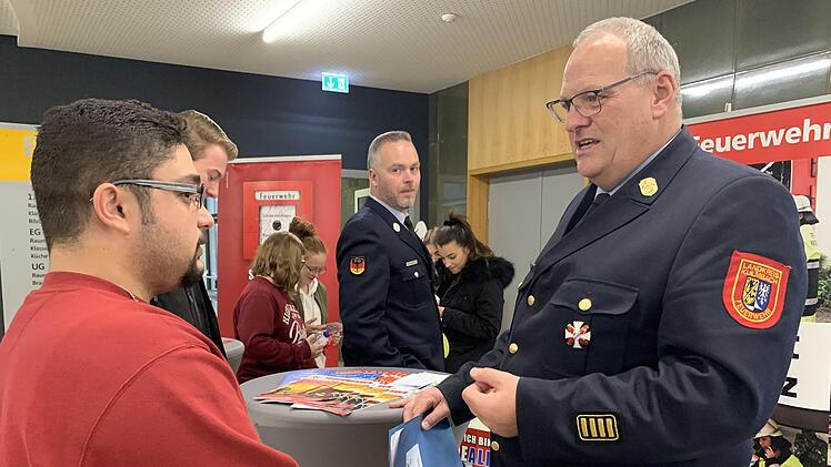 Hidr Al Jirudi spricht mit Kreisbrandrat Stefan H&auml;rtlein. Foto: Sonny Adam