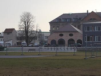 Noch sind Fu&szlig;ball- und Basketballfeld von Bauz&auml;unen umgeben, aber im Sommer soll alles fertig sein, damit die B&auml;lle fliegen und nebenan Skater ihre Tricks zeigen k&ouml;nnen.  Fotos: Schiffl