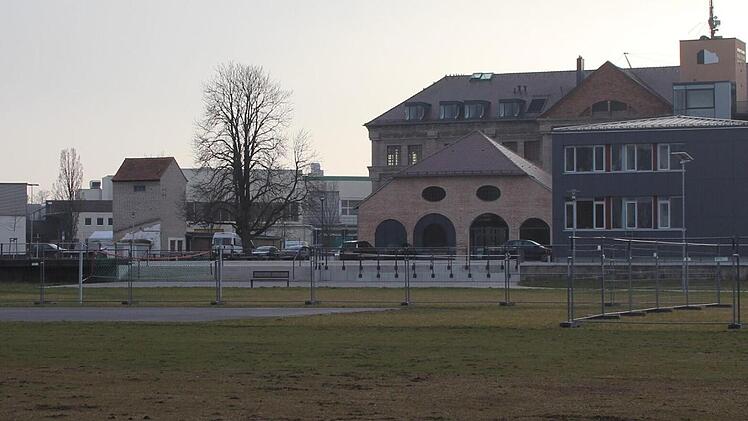Noch sind Fu&szlig;ball- und Basketballfeld von Bauz&auml;unen umgeben, aber im Sommer soll alles fertig sein, damit die B&auml;lle fliegen und nebenan Skater ihre Tricks zeigen k&ouml;nnen.  Fotos: Schiffl