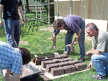 So aktiv ging es beim Lehmbauseminar in Ahorn zu.  Foto: Initiative Rodachtal