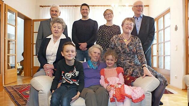 Josephine Menzel flankiert von ihren Urenkelkindern Paul und Eva, hinten v. l.: Georg Stütz, Luitgard Stütz, Wolfgang Stütz, Julia Stephan, Hildegund Bucher und Heinrich Bucher Foto: Manfred Welker