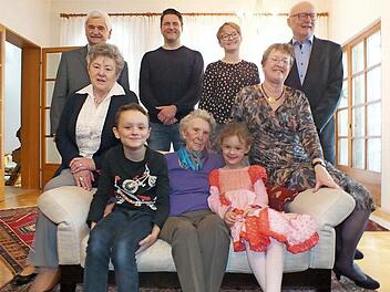 Josephine Menzel flankiert von ihren Urenkelkindern Paul und Eva, hinten v. l.: Georg St&uuml;tz, Luitgard St&uuml;tz, Wolfgang St&uuml;tz, Julia Stephan, Hildegund Bucher und Heinrich Bucher Foto: Manfred Welker