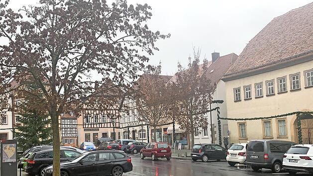 Kurz vor dem harten Lockdown war am Dienstag viel los auf dem M&uuml;nnerst&auml;dter Marktplatz. Das ist nicht immer so. Mit der Teilnahme am Modellprojekt der "Kleinstadtakademie" soll M&uuml;nnerstadt gemeinsam mit anderen Kleinst&auml;dten L&ouml;sungen f&uuml;r die Probleme finden.  Foto: Thomas Malz
