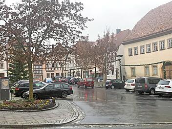 Kurz vor dem harten Lockdown war am Dienstag viel los auf dem Münnerstädter Marktplatz. Das ist nicht immer so. Mit der Teilnahme am Modellprojekt der "Kleinstadtakademie" soll Münnerstadt gemeinsam mit anderen Kleinstädten Lösungen für die Probleme finden.  Foto: Thomas Malz