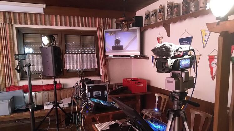 Am Set für die Online-Faschingssitzung sind Profis am Werk, wie an der Technik zu erkennen ist.