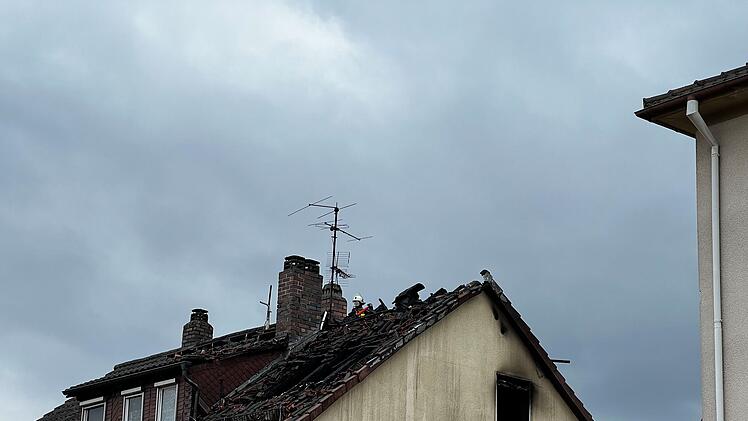 Brand in Kronach: Hohe Flammen schlagen aus dem Dach