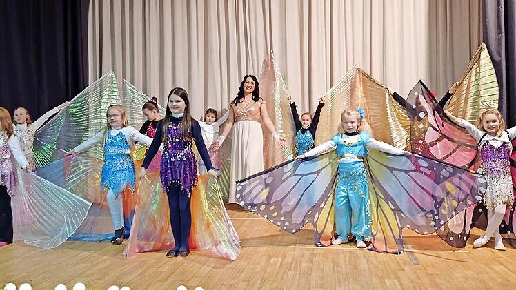 Die Tanzgruppe von Christina Scheit (Mitte) in der Jahn-Halle in Winkels bei ihrem Auftritt am Seniorennachmittag.