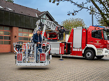 Feuerwehr Eschenau weiht neues Drehleiterfahrzeug ein