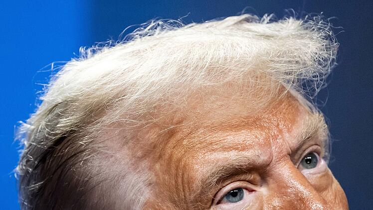 Die Augen eines Siegers:  Donald J. Trump w&auml;hrend einer Pressekonferenz nach dem NATO-Gipfel in Den Haag am 25.06.2025, wo er den Europ&auml;ern f&uuml;nf Prozent ihres Staatshaushalts abverlangte.