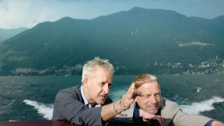 F&uuml;r die Dokumentation unternahmen Pierre Littbarski (links) und Icke H&auml;&szlig;ler (rechts) einen Ausflug auf dem Comer See. Damals war es vor allem Lothar Matth&auml;us, der in Italien spielte, der in seiner Freizeit per Boot unterwegs war.